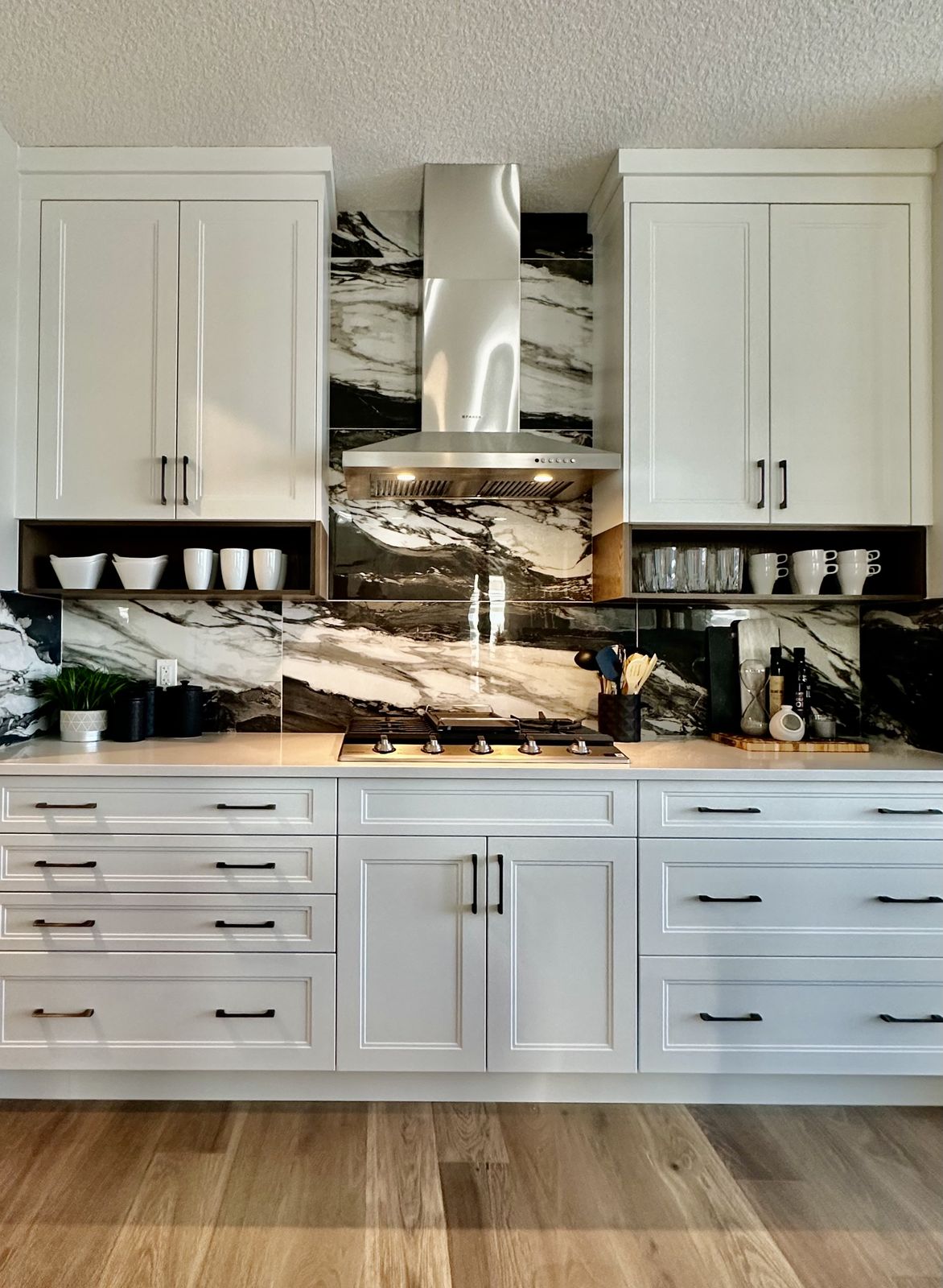 Finished kitchen with mirrored backsplash in an Alliston home in Cimarron, Okotoks