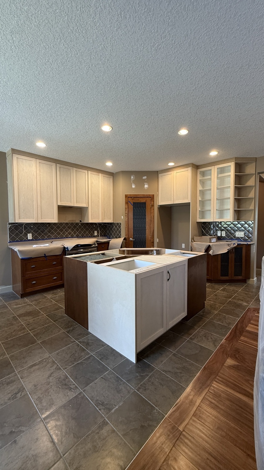 Kitchen with white cabinets in Elgin Terrace SE, repainted by Enteco